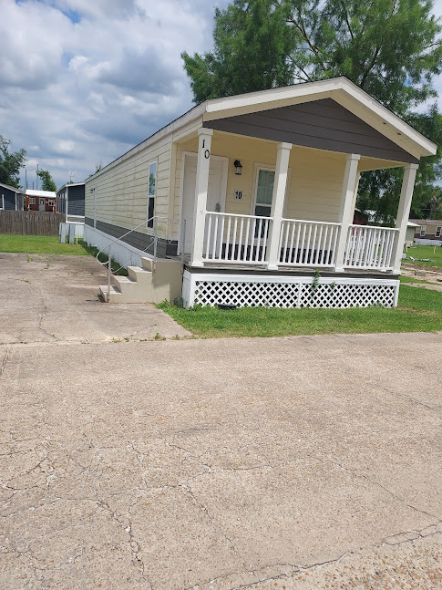 3 bedroom 3 bathroom furnished and with a porch